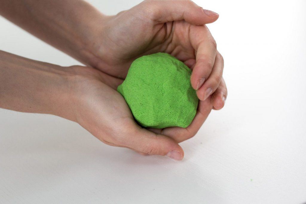 Aus Kinetic Sand geformter Ball